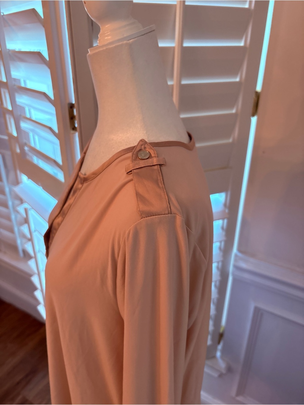 White House Black Market Soft Blush V-Neck Button-Trim Blouse - Picture 4 of 12